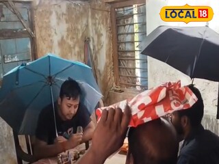 ছাতা মাথায় কাজ ডাতঘরে।