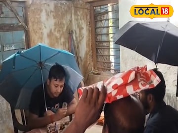 ছাতা মাথায় কাজ ডাতঘরে। ছাতা মাথায় কাজ ডাতঘরে।