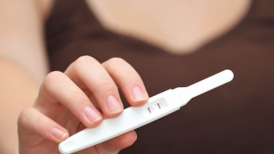 মিথ্যা গর্ভাবস্থা তখন ঘটে যখন একজন মহিলা দৃঢ়ভাবে বিশ্বাস করেন যে তিনি গর্ভবতী এবং তাঁর শরীরে গর্ভাবস্থার বেশ কিছু শারীরিক লক্ষণ দেখা দেয়, যদিও বাস্তবে কোনও ভ্রূণ থাকে না। ডা. নির্মলার মতে, সাধারণ লক্ষণগুলোর মধ্যে রয়েছে ঋতুচক্র বন্ধ হয়ে যাওয়া, পেট বড় হয়ে যাওয়া, স্তনে ব্যথা, বমি বমি ভাব, ক্লান্তি এবং বিরল ক্ষেত্রে ভ্রূণের নড়াচড়ার অনুভূতিও হতে পারে। তিনি ব্যাখ্যা করেন, "হরমোনের পরিবর্তনের কারণে ওজন বৃদ্ধি এবং স্তন থেকে দুধ নিঃসৃত হতে পারে, যা গর্ভাবস্থার বিশ্বাসকে আরও দৃঢ় করে তোলে।"