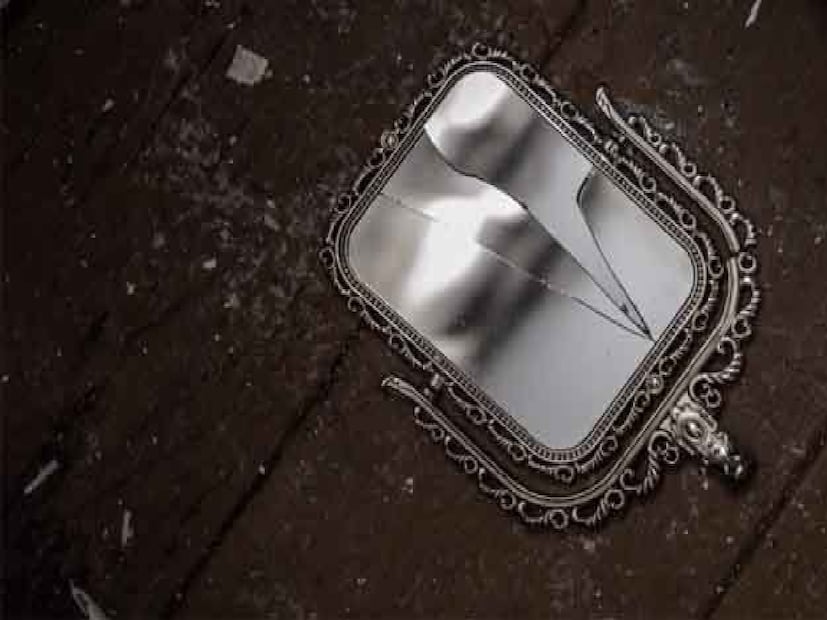 ‘ভূতচতুর্দশী’র দিনে বাড়িতে ভাঙা কাচ, বিশেষ করে ফাটা বা চিড় ধরা কাচ রাখা উচিত নয়। এগুলো অশুভ আত্মার উপস্থিতির লক্ষণ বলে বিশ্বাস করা হয়।