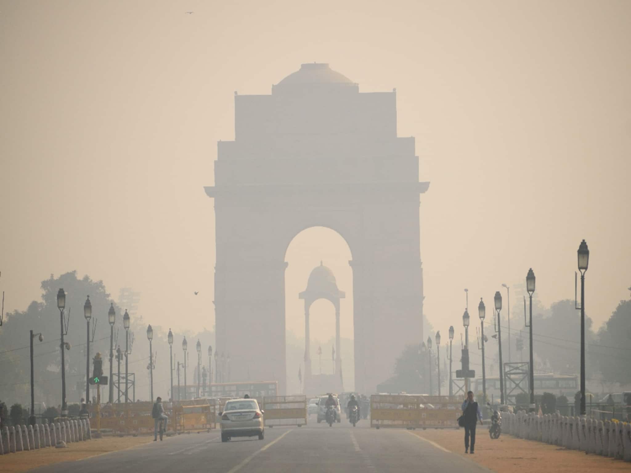 Delhi Pollution: ৫ বছরে সর্বোচ্চ,দূষণের বিষে 'নীল দিল্লি', AQI বেড়ে ১ হাজার ১২১,দীপাবলি থেকেই দিল্লি ঢাকল ধোঁয়াশার চাদরে