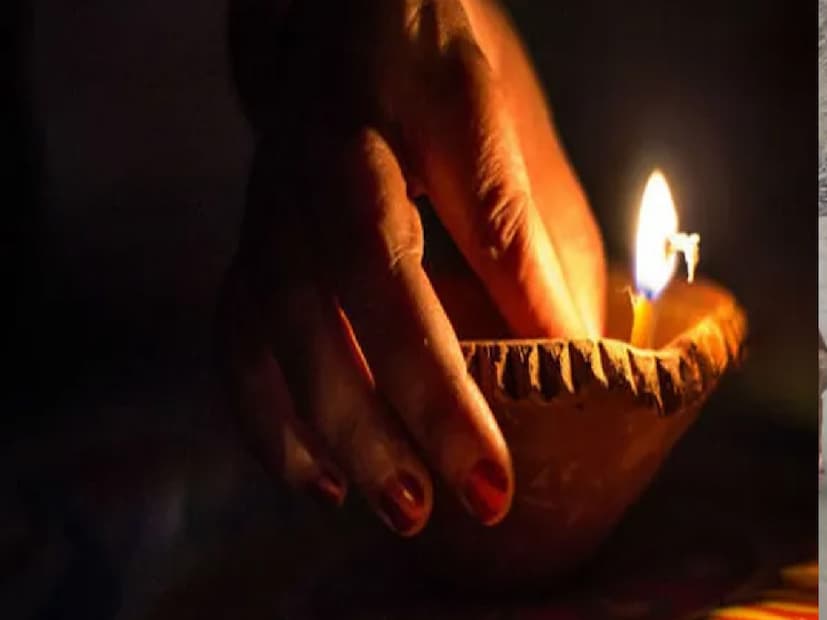 কালীপুজোর আগের চতুর্দশী তিথিতেই পালিত হয় ‘ভূতচতুর্দশী’! এর পরদিনই কালীপুজো। এ'বছর ১৯ অক্টোবর পড়েছে ‘ভূতচতুর্দশী’। এদিন বাড়িতে জ্বালানো হয় ১৪ প্রদীপ, খাওয়া হয় ১৪ শাক। জ্যোতিষমতে, ‘ভূতচতুর্দশী’তে এই ৫টা কাজ ভুলেও করবেন না, জীবনে নেমে আসবে কঠিক-কালো হতাশার অন্ধকার, টাকার অভাব, পারিবারিক অশান্তিতে জীবন নরক হবে!