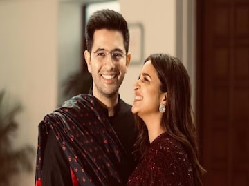 বলিউড অভিনেত্রী পরিণীতি চোপড়া ও স্বামী রাঘব চাড্ডার জীবনে নতুন অধ্যায়। দিল্লির হাসপাতালে জন্ম নিল তাঁদের প্রথম সন্তান। মা ও শিশু দুজনেই সুস্থ। শুভেচ্ছার বন্যা বলিউডে। 