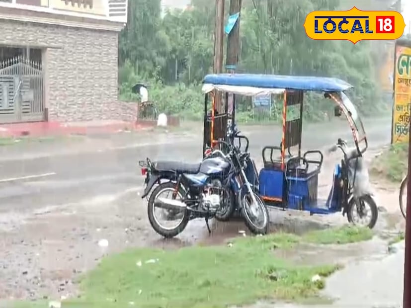তবে এখানেই শেষ নয়, এর পাশাপাশি আবহাওয়া দফতর উত্তরবঙ্গের দুই জেলার জন্য একেবারে লাল সর্তকতা জারি করেছে। যে দুই জেলা হল জলপাইগুড়ি এবং আলিপুরদুয়ার। এই দুই জেলায় ভারী থেকে মুষলধারে অতি ভারী বৃষ্টির সম্ভাবনার কথা জানাচ্ছে আবহাওয়া দফতর। এই দুই জেলায় ২০ সেন্টিমিটার পর্যন্ত বৃষ্টির সম্ভাবনা রয়েছে শনিবার।