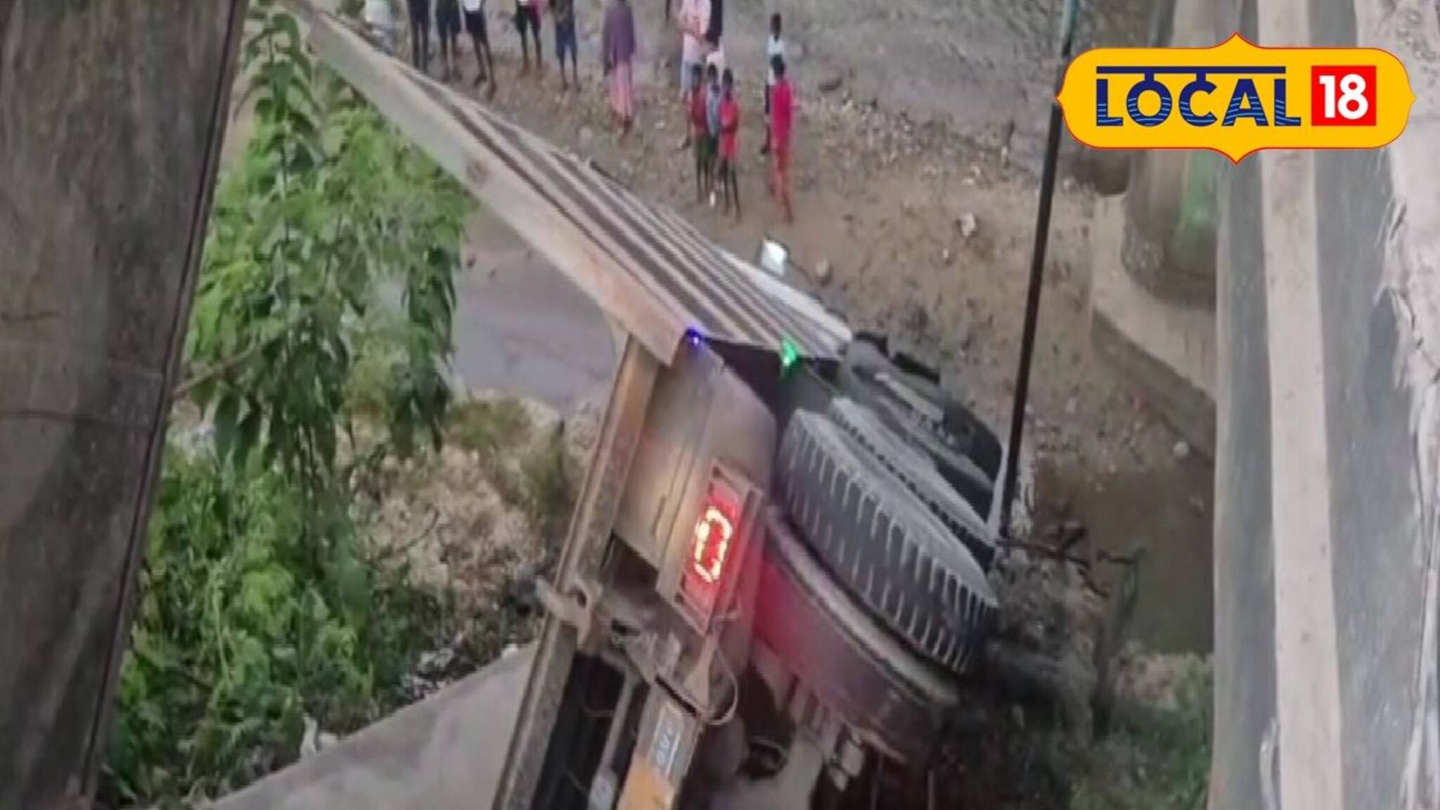 ব্রিজের রেলিং ভেঙে হুড়মুড়িয়ে নদীতে পড়ল বালি বোঝাই ডাম্পার! শোরগোল এলাকায়, উঠছে একাধিক প্রশ্ন
