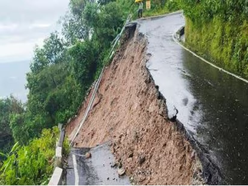 উত্তরবঙ্গ রাষ্ট্রীয় পরিবহন নিগম সূত্রে জানা গিয়েছে, প্রাকৃতিক বিপর্যয়ের জেরে পাহাড়ের প্রায় সমস্ত রুট, দার্জিলিং , মিরিক, কালিম্পং ও গ্যাংটকের মতো রুটের বাস পরিষেবা ব্যাহত হয়েছে। সেখানে নিয়মিত যে পরিষেবা দেওয়া হয় সেটা দেওয়া সম্ভব হয়নি। উত্তরবঙ্গ রাষ্ট্রীয় পরিবহন নিগমের চেয়ারম্যান পার্থ প্রতিম রায় জানান, ”শিলিগুড়ি থেকে কলকাতার রুটে তিনটি বাস নিয়মিতভাবে চালানো হয়। তবে প্রাকৃতিক বিপর্যয়ের জেরে আটকে থাকা পর্যটকরা যাতে নিরাপদে বাড়ি ফিরতে পারেন তাদের কথা মাথায় রেখে পাঁচটি অতিরিক্ত বাস দেওয়া হয়েছে।”