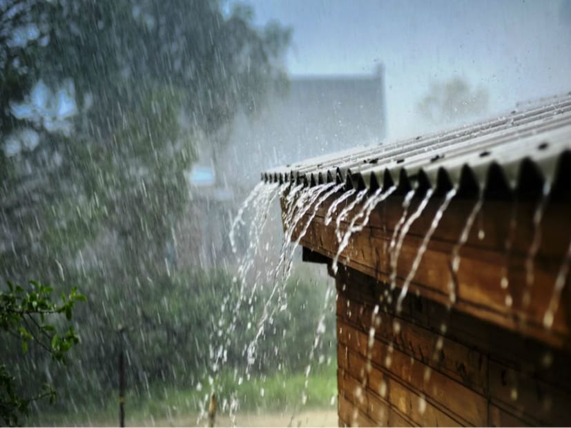 বাংলার আবহাওয়া:মঙ্গলবারের মধ্যেই আবহাওয়ার পরিবর্তন। শুষ্ক আবহাওয়ার শুরু। বাংলায় বর্ষা বিদায়ের শুরু। দক্ষিণ বাংলাদেশের উপর অবস্থান করছে ঘূর্ণাবর্ত। আগামী কয়েকদিনে বৃষ্টির সম্ভাবনা অনেকটাই কমবে। স্থানীয়ভাবে দক্ষিণবঙ্গের কোথাও কোথাও বজ্রগর্ভ মেঘ থেকে বিক্ষিপ্তভাবে বৃষ্টির সামান্য সম্ভাবনা থাকবে।