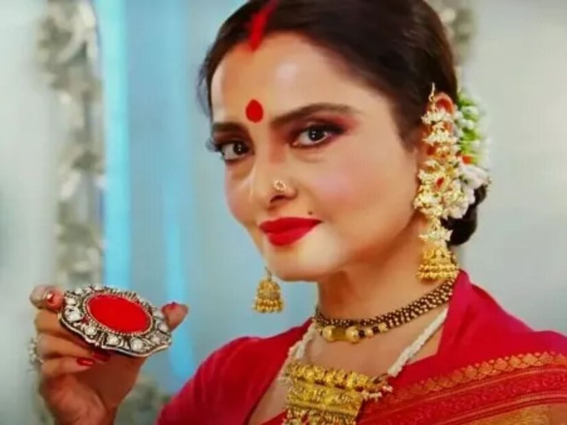 তার সৌন্দর্য এবং গ্ল্যামারাস স্টাইল দেখে তার বয়স অনুমান করা কঠিন। মাত্র ১৬ বছর বয়সে তাঁর চলচ্চিত্র ক্যারিয়ার শুরু করেছিলেন রেখা। আপনি সম্ভবত রেখাকে সব সময় সিঁদুর পরতে দেখেছেন, এবং অনেকেই ভাবছেন কেন এবং কার জন্য তিনি আজও সিঁথি রাঙান। এই প্রসঙ্গটি আজও ব্যাপকভাবে চর্চায় উঠে আসে ড্রইং রুম থেকে বেডরুমে।