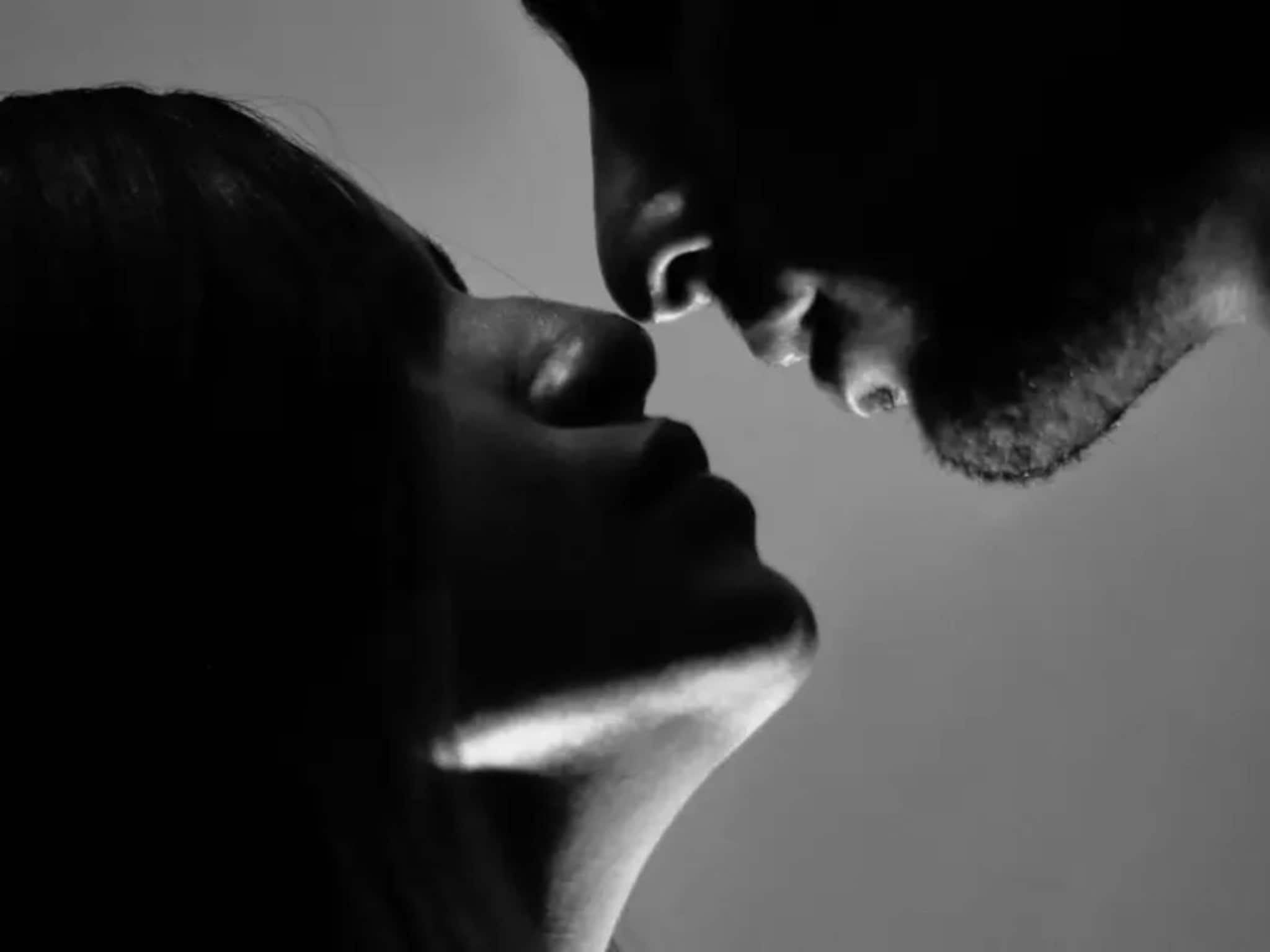 এক মেয়ের মা...! একই সঙ্গে দুই পুরুষের সঙ্গে সম্পর্ক, রাতে ভাসলেন তুমুল রোমান্সে, তারপরেই যা ঘটল, ২ বছরের মেয়েকেও...!