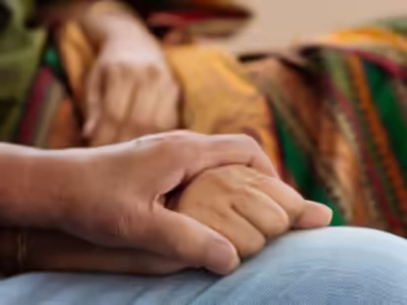 স্বামীর অনুপস্থিতিতে সাত বছরের সম্পর্ক! প্রেমিকার শ্বশুরবাড়িতে রয়েছে গোপনে যাতায়াত। প্রেমিক বিয়ের কথা বলতেই পাল্টি গৃহবধূর। আমি একে চাই না... সাফ জানাল প্রেমিকা! কাকে চান তা হলে? ঘটনায় তীব্র চাঞ্চল্য জলপাইগুড়িতে।