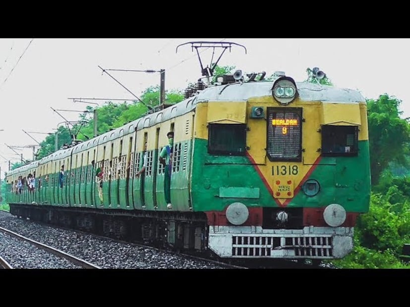 দুর্গা পুজো থেকে ভাইফোঁটা পর্যন্ত উৎসবের মরশুম। এর মাঝেই পরপর বিভিন্ন রুটে বাতিলের কারণে বেশ সমস্যায় পড়তে পারেন যাত্রীরা।