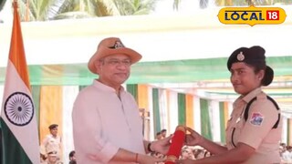 রেলমন্ত্রীর হাত থেকে পুরস্কার গ্রহণ