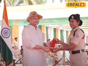 রেলমন্ত্রীর হাত থেকে পুরস্কার গ্রহণ