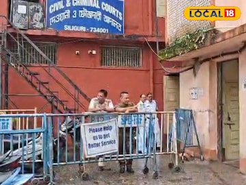 সোনার চোরাচালান ধরা পড়ল শিলিগুড়িতে! সোনার চোরাচালান ধরা পড়ল শিলিগুড়িতে!