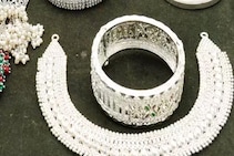 রুপো পরলেই মিলবে সৌভাগ্য! কোন কোন রাশির জন্য রুপোর গয়না সবচেয়ে শুভ? মিলবে গ্রহদোষের মুক্তি