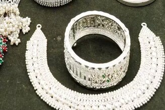 রুপো পরলেই মিলবে সৌভাগ্য! কোন কোন রাশির জন্য রুপোর গয়না সবচেয়ে শুভ? মিলবে গ্রহদোষের মুক্তি