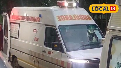 আহতকে নিয়ে যাওয়া হচ্ছে হাসপাতালে। আহতকে নিয়ে যাওয়া হচ্ছে হাসপাতালে।