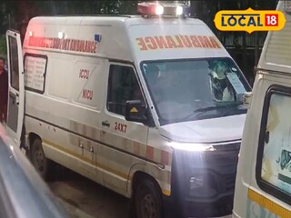 আহতকে নিয়ে যাওয়া হচ্ছে হাসপাতালে।