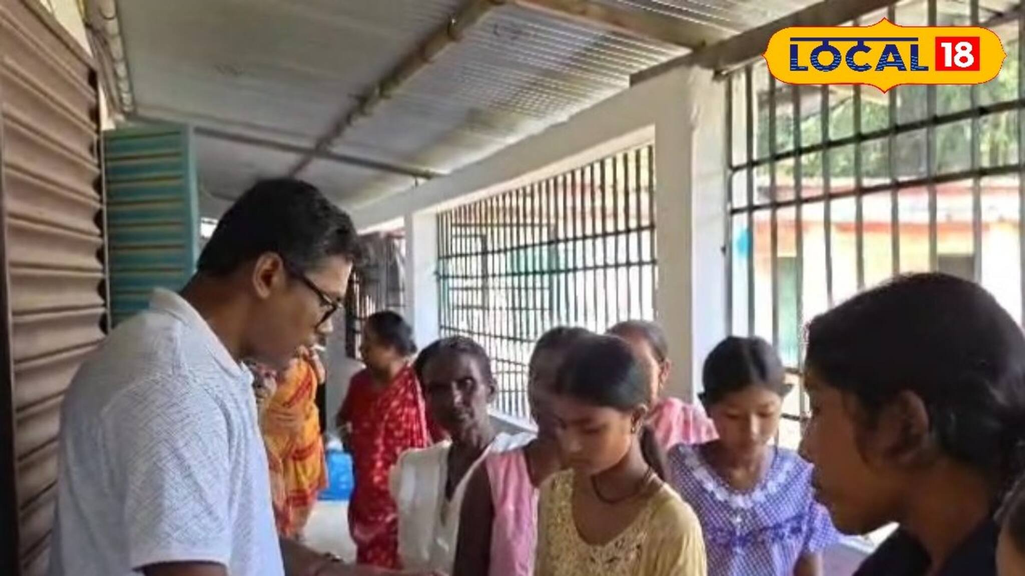 বন্যা ভাসিয়েছে বই, কিন্তু ভাসাতে পারেনি পড়ার ইচ্ছে! ত্রাণ শিবিরে মন ভাল করা ছবি