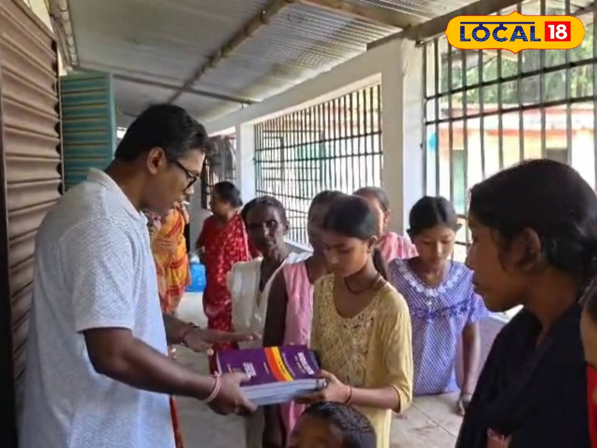 বন্যা ভাসিয়েছে বই, কিন্তু ভাসাতে পারেনি পড়ার ইচ্ছে! বানভাসি উত্তরবঙ্গের ত্রাণ শিবিরে মন ভাল করা ছবি