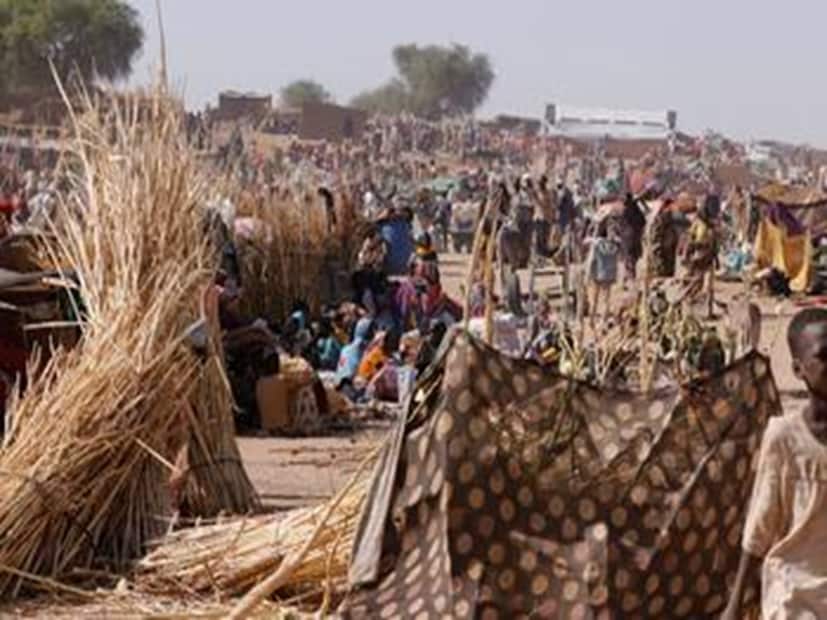 সুদানের এল ফাশারের সৌদি মেটার্নিটি হাসপাতালে আচমকাই সামরিক পোশাকে বন্দুক হাতে ঢুকে পড়লেন র‌্যাপিড সাপোর্ট ফোর্সেসের (RSF) আধা সামরিক জওয়ানরা। কেউ কিছু বুঝে ওঠার আগেই শুরু হলো এলোপাথাড়ি গুলির বৃষ্টি। একবুক আশা নিয়ে যাঁরা হাসপাতালে এসেছিলেন লুটিয়ে পড়লেন বেডেই। রক্তে ভেসে গেল চারদিক। হাসপাতালের ভিতরে এবং বাইরে লাগাতার গুলিবৃষ্টিতে ৪৬০ জনের মৃত্যু হয়েছে বলে জানিয়েছেন দারফুরের গভর্নর মিন্নি আরকো মিনাওয়ি।
