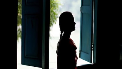 ‘কম্পিউটার ক্লাসে যাচ্ছি’, বাড়ি থেকে বেরিয়ে এসে ফুলাহার নদীতে ঝাঁপ! কলেজ পড়ুয়ার আত্ম*হ*ত্যার ঘটনায় ঘনাচ্ছে রহস্য Representative Image ‘কম্পিউটার ক্লাসে যাচ্ছি’, বাড়ি থেকে বেরিয়ে এসে ফুলাহার নদীতে ঝাঁপ! কলেজ পড়ুয়ার আত্ম*হ*ত্যার ঘটনায় ঘনাচ্ছে রহস্য Representative Image