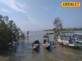 পর্যটকদের বোট
