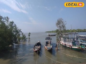 পর্যটকদের বোট