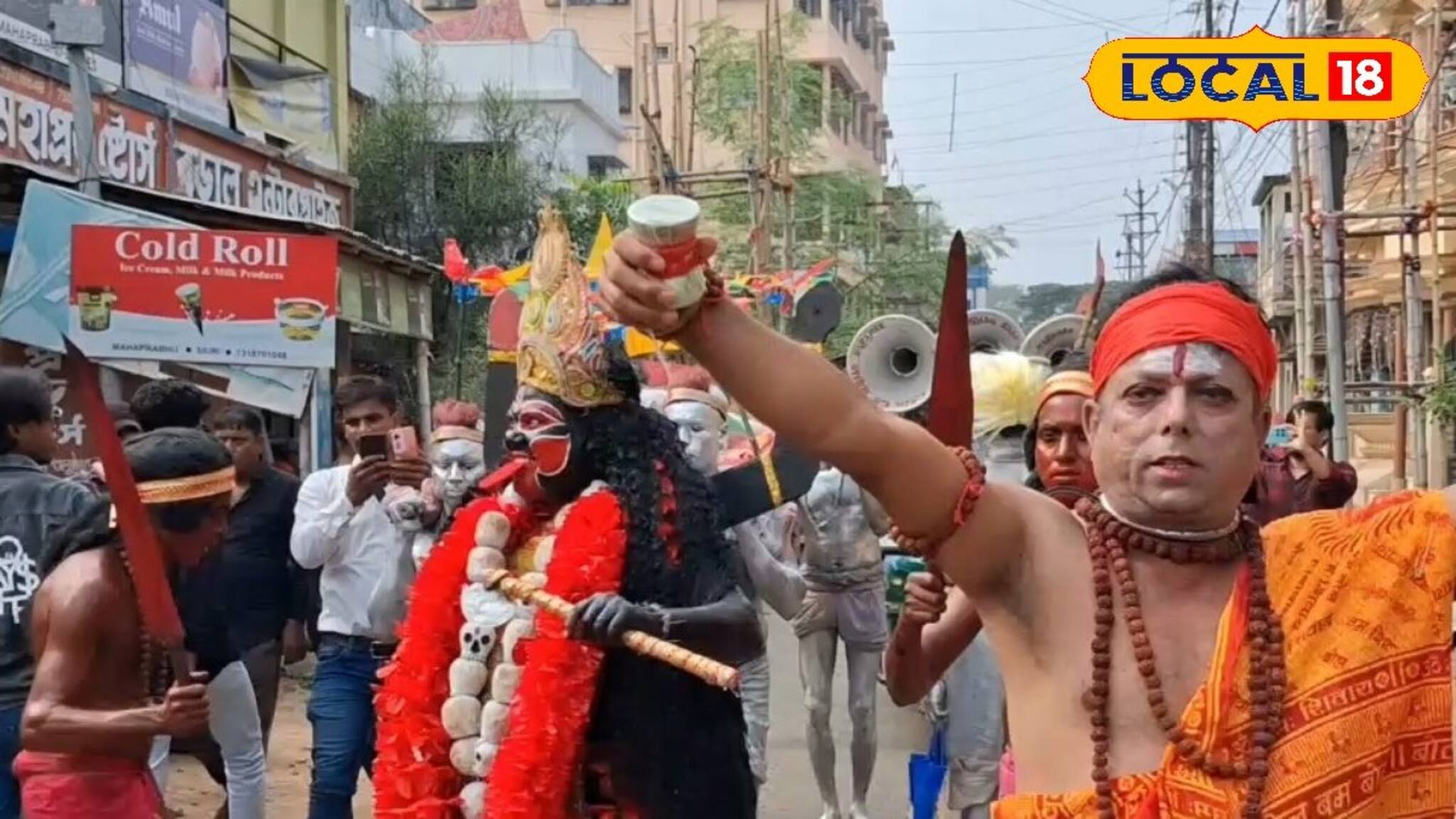 বিসর্জনে ফ্যাশন ঝড়! যেমন বাহারি চুলেন ছাঁট, তেমন রঙ! সিউড়ির শোভাযাত্রা যেন ফ্যাশন শো