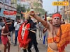 বিসর্জনে ফ্যাশন ঝড়! যেমন বাহারি চুলেন ছাঁট, তেমন রঙ! সিউড়ির শোভাযাত্রা যেন ফ্যাশন শো