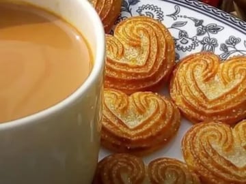 দুধ-চা তো রোজ খান, বলুন তো কেবল ভারতেই কেন চায়ের সঙ্গে দুধ মিশিয়ে খাওয়া হয়? দুধ-চা তো রোজ খান, বলুন তো কেবল ভারতেই কেন চায়ের সঙ্গে দুধ মিশিয়ে খাওয়া হয়?