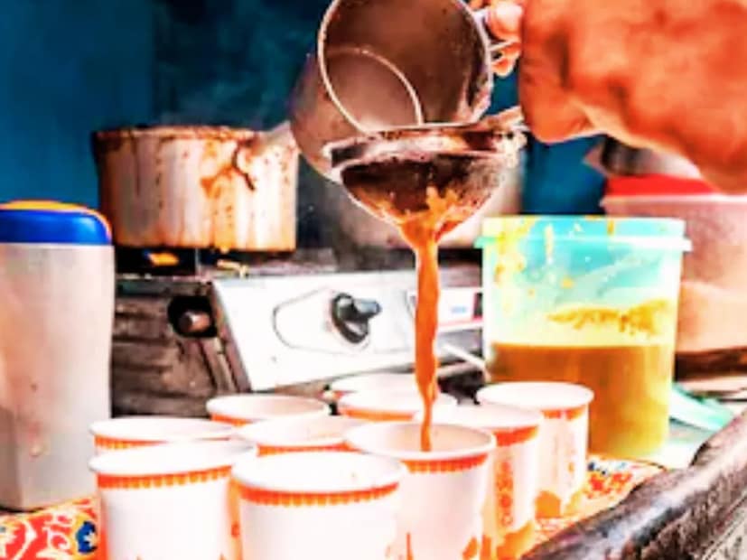বিংশ শতাব্দীর মাঝামাঝি সময়ে চা স্টল এবং চাওয়ালারা দৈনন্দিন ভারতীয় জীবনের অংশ হয়ে ওঠেন। রেলওয়ে স্টেশন থেকে শুরু করে শহরের রাস্তার মোড়, সর্বত্রই ধোঁয়াটে চায়ের দোকান দেখা যেত। ছাত্র, শ্রমিক এবং ভ্রমণকারীরা এক কাপ গরম চা খাওয়ার জন্য থামতেন। ভারতের মতো বৈচিত্র্যময় দেশে চা এক ঐক্যবদ্ধ শক্তি হয়ে ওঠে, যা যে কেউ, যে কোনও জায়গায় শেয়ার করে নিতে পারেন।