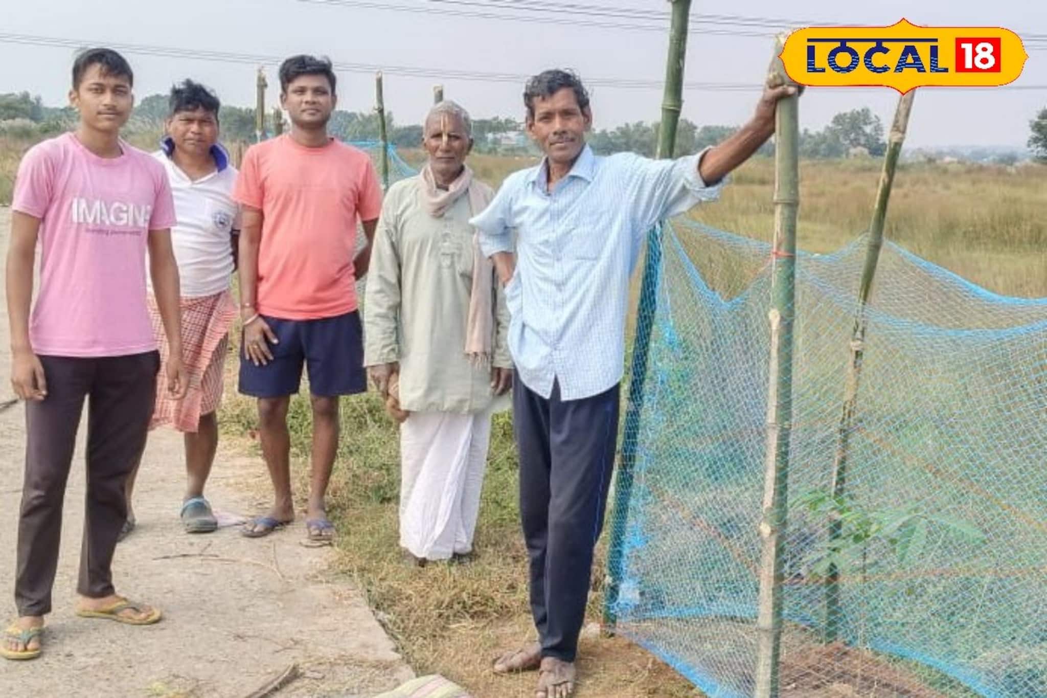গ্রীষ্মের দুপুরে টোটোয় জলের বালতি নিয়ে বেরিয়ে পড়েন, বদলে দিয়েছেন রাস্তার চেহারা। শিক্ষকের কাজ অবাক করবে