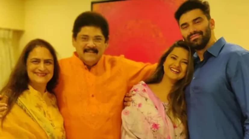 তাঁর পরিবারে রয়েছেন তাঁর স্ত্রী অনিতা ধীর, যিনি একজন পোশাক ডিজাইনার।