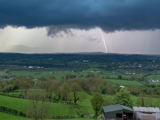 ওদিকে রাতেই ঝাঁপাবে মান্থা! এদিকে কিছুক্ষণের মধ্যেই বাংলার এই জেলায় ঝড়-বৃষ্টির অ্যালার্ট