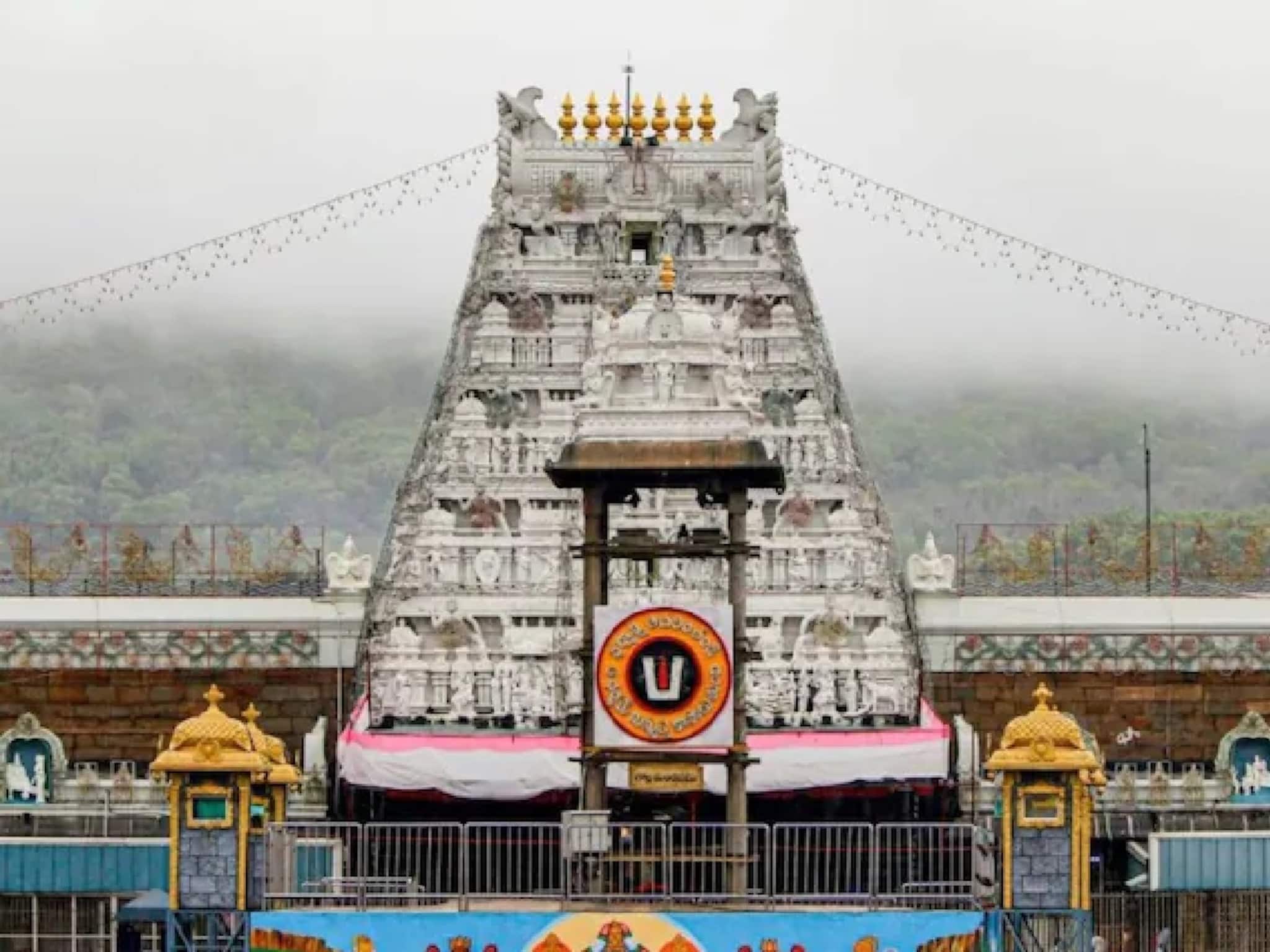 দেশের সবচেয়ে 'ধনী' মন্দিরে চাঞ্চল্যকর চুরি! দানবাক্স থেকে ১০০ কোটি টাকা আত্মসাৎ করলেন এক সাধারণ কেরানি! 