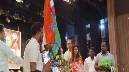 কে সেই নেতা জানেন? চমকে যাবেন কে সেই নেতা জানেন? চমকে যাবেন