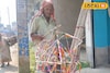 ভুলতে বসেছিলেন মানুষ, দুয়ারে দুয়ারে গিয়ে মনে করাচ্ছেন বৃদ্ধ। দেখে চিনতে পারছেন?