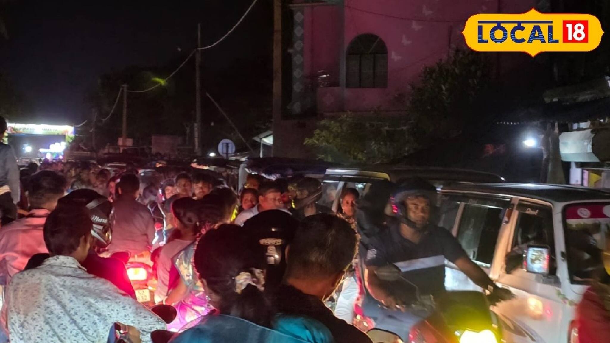 দর্শনার্থীদের ভিড়ে সামালসামাল, গাড়ি চলাচলের জোটুকু বন্ধ! জানুন কোন পুজো কাঁপাল এলাকা