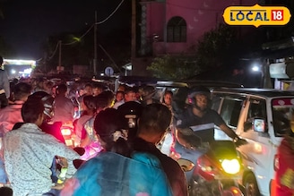 দর্শনার্থীদের ভিড়ে সামালসামাল, গাড়ি চলাচলের জোটুকু বন্ধ! জানুন কোন পুজো কাঁপাল এলাকা