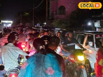 দর্শনার্থীদের ভিড়ে সামালসামাল, গাড়ি চলাচলের জোটুকু বন্ধ! জানুন কোন পুজো কাঁপাল এলাকা