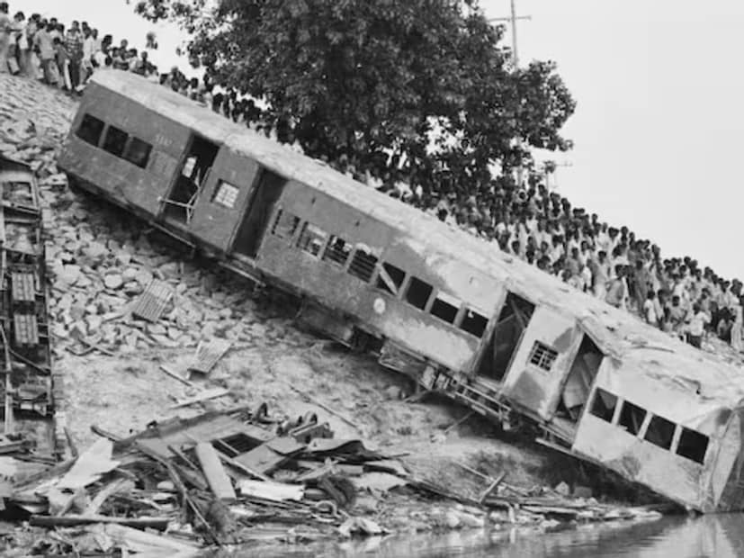  এই দুর্ঘটনা নিয়ে নানান তত্ত্বও সামনে আসতে শুরু করে, এক তত্ত্বে যেমন বলা হয় ওই ব্রিজের আগে এক দল গরু এবং মোষের দল চলে আসে ফলে চালক জোরে ব্রেক কষেন এবং তার ফলেই এই দুর্ঘটনা।