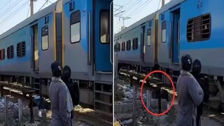 চলন্ত ট্রেনে ওঠার চেষ্টা করতে গিয়ে রেলক্রসিংয়ে পিছলে পড়লেন এক ব্যক্তি—৮ সেকেন্ডের ভয়ঙ্কর ভিডিও দেখে হতবাক নেটিজেনরা!