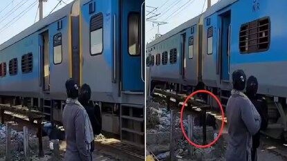 চলন্ত ট্রেনে ওঠার চেষ্টা করতে গিয়ে রেলক্রসিংয়ে পিছলে পড়লেন এক ব্যক্তি—৮ সেকেন্ডের ভয়ঙ্কর ভিডিও দেখে হতবাক নেটিজেনরা! চলন্ত ট্রেনে ওঠার চেষ্টা করতে গিয়ে রেলক্রসিংয়ে পিছলে পড়লেন এক ব্যক্তি—৮ সেকেন্ডের ভয়ঙ্কর ভিডিও দেখে হতবাক নেটিজেনরা!