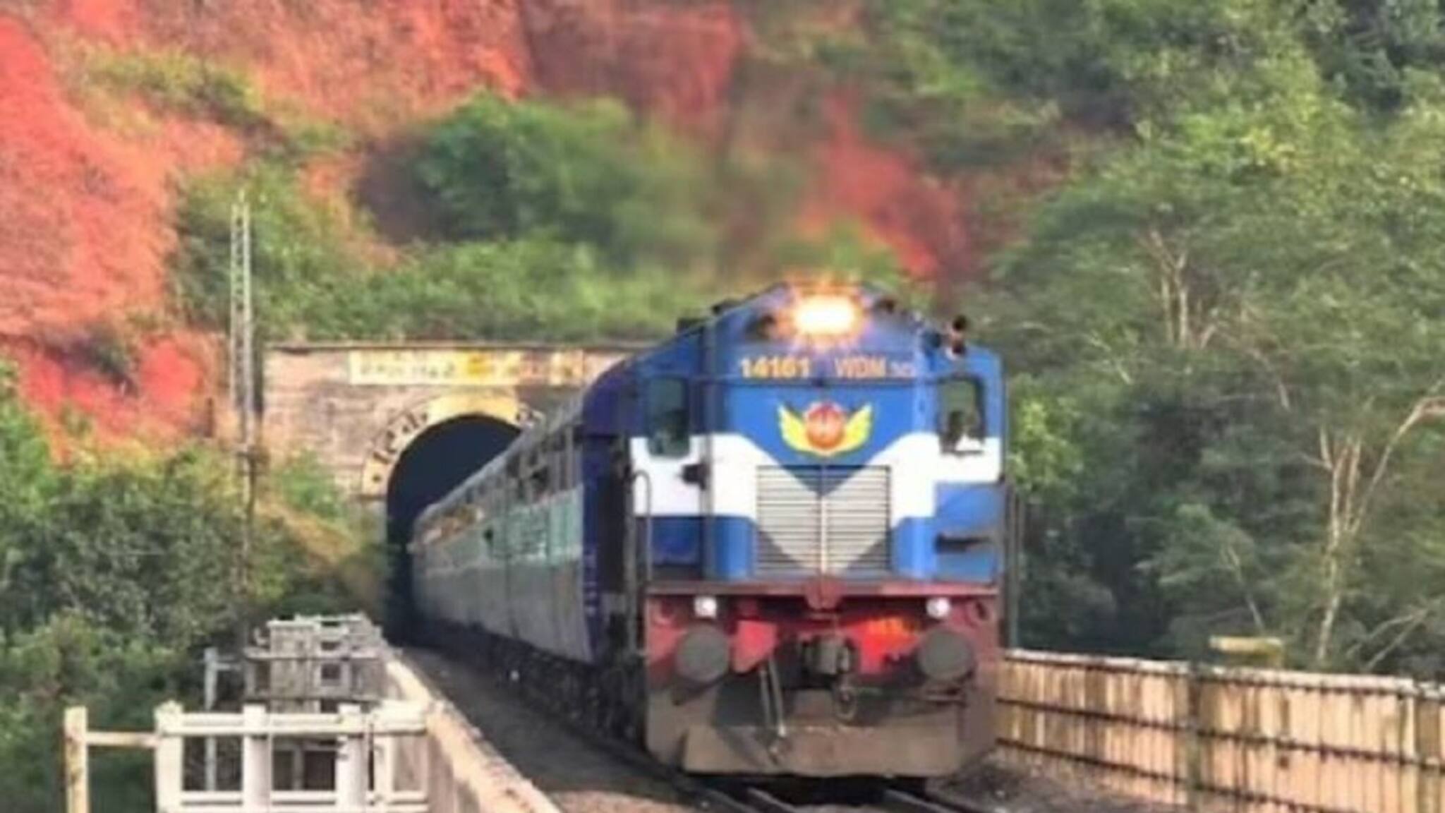 Indian Railways: "হে ভগবান, এ কোন ট্রেনে আমি উঠে পড়লাম", বলেই চলন্ত ট্রেন থেকে ঝাঁপ মহিলার! তারপর ঘটে গেল বিরাট কাণ্ড