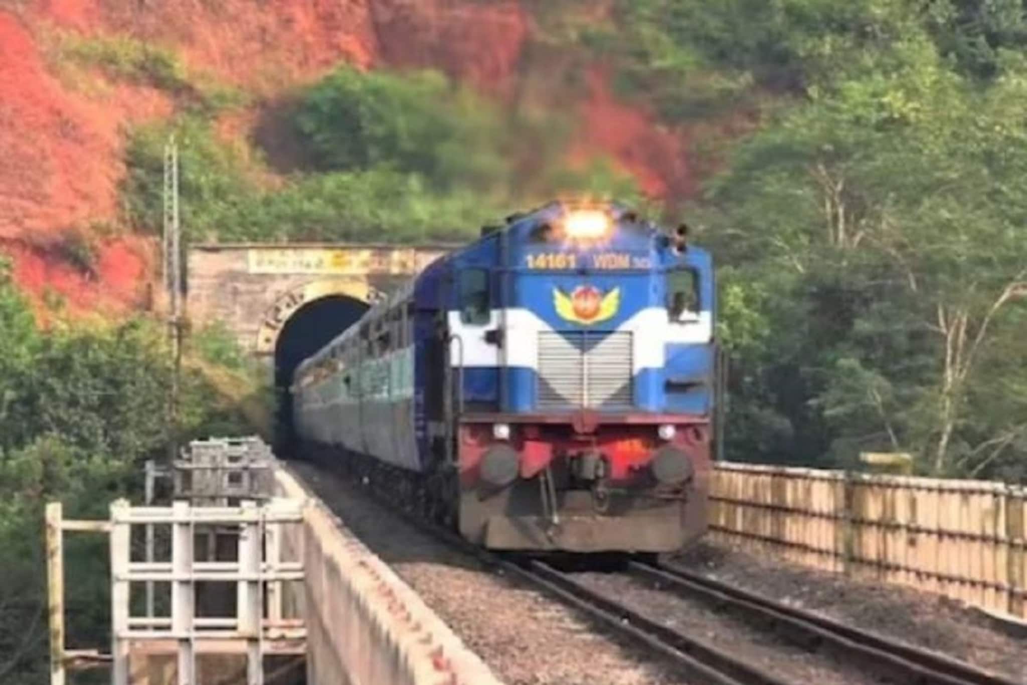 Indian Railways: "হে ভগবান, এ কোন ট্রেনে আমি উঠে পড়লাম", বলেই চলন্ত ট্রেন থেকে ঝাঁপ মহিলার! তারপর ঘটে গেল বিরাট কাণ্ড