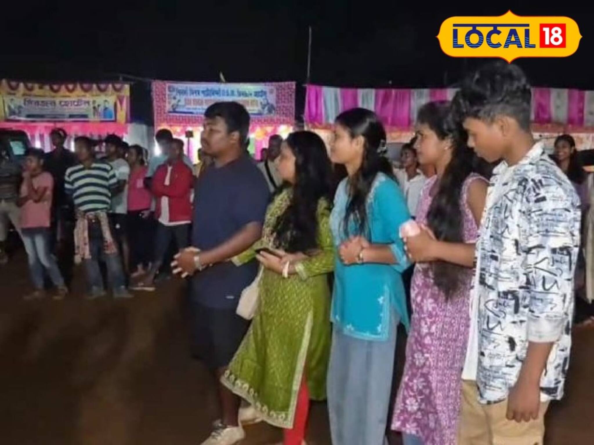 জঙ্গলের কোলে সাঁওতালদের মিলনমেলা! পর্যটক আসেন ভিনদেশ থেকেও