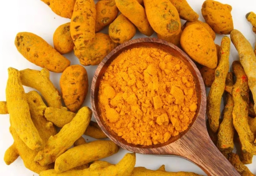 হলুদ খাঁটি কি না, তা বুঝতে হলে, একটি পরিচ্ছন্ন কাঁচের গ্লাসে হলুদ গুলে নিন চামচ দিয়ে। তারপর তা কিছুক্ষণ রেখে দিন। যদি দেখেন, গ্লাসের নিচে হলুদ থিতিয়ে পড়েছে, জল হালকা হলদেটে হয়ে গিয়েছে, তাহলে বুঝতে হবে হলুদ খাঁটি।