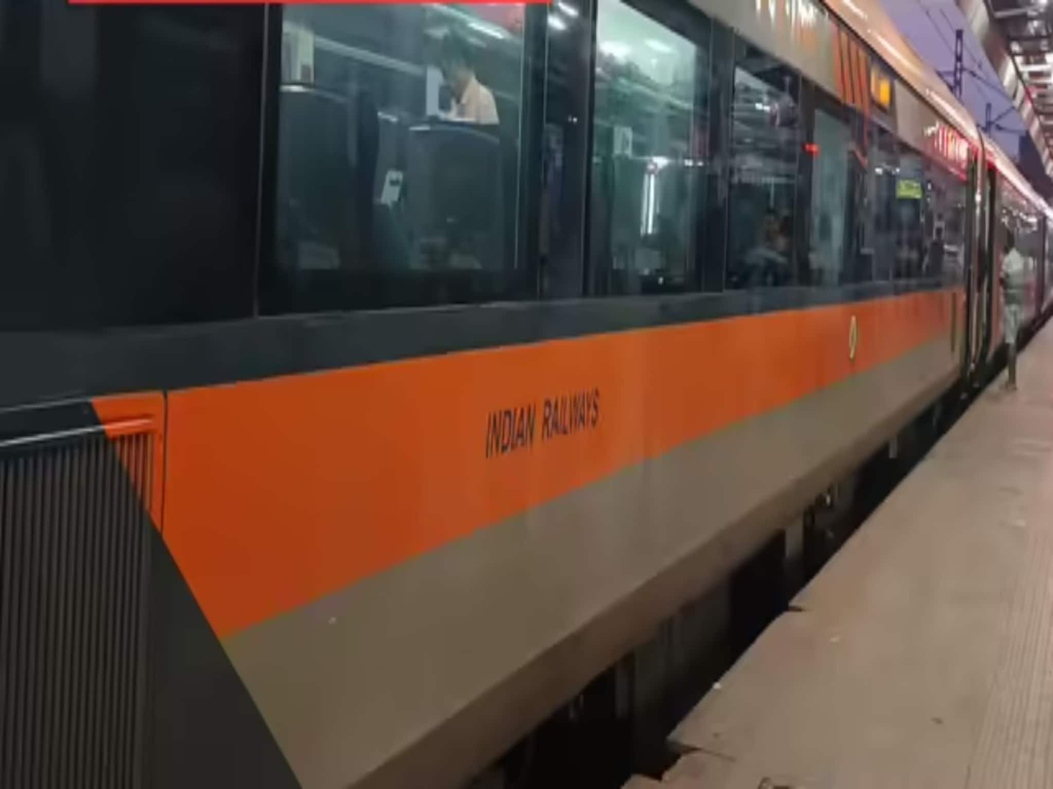 'আমি তিন রাত ঘুমায়নি...', ভোর ৫টায় বন্দে ভারত ট্রেনে চড়লেন যাত্রী, পরক্ষণেই শুরু হল চরম 'খেলা', কাঁপতে শুরু করল গোটা 'কোচ'!
