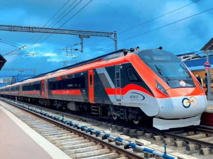 আসছে আরও চার বন্দে ভারত। রেল মন্ত্রক নতুন বেঙ্গালুরু–কোচি বন্দে ভারত এক্সপ্রেসের সময়সূচী ঘোষণা করেছে, খবর সংস্থা PTI রিপোর্ট করেছে। এছাড়াও, দ্য ইন্ডিয়ান এক্সপ্রেস রিপোর্ট করেছে যে তিনটি নতুন বন্দে ভারত ট্রেন ফিরোজপুর ক্যান্টনমেন্টে থেকে দিল্লি, বারাণসী থেকে খাজুরাহো এবং লখনউ থেকে সাহারানপুর রুটে চালু করা হবে।নতুন অনুমোদিত পরিষেবাগুলি কর্না টক, কেরালা, পাঞ্জাব, মধ্যপ্রদেশ, উত্তরপ্রদেশ এবং দিল্লি জুড়ে সংযোগ বাড়াবে, রেল ভ্রমণ আধুনিকীকরণের দিকে কেন্দ্রের প্রচেষ্টাকে শক্তিশালী করবে। এই সংযোজনগুলির সাথে, মোট বন্দে ভারত পরিষেবার সংখ্যা ১৬৪-এ পৌঁছবে।
